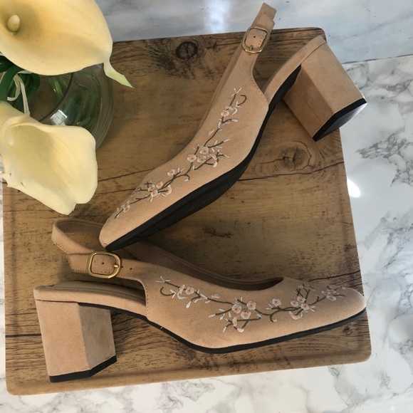 easy street Shoes - 3/$20 Easy Street Slingback Embroidered Heels 8N